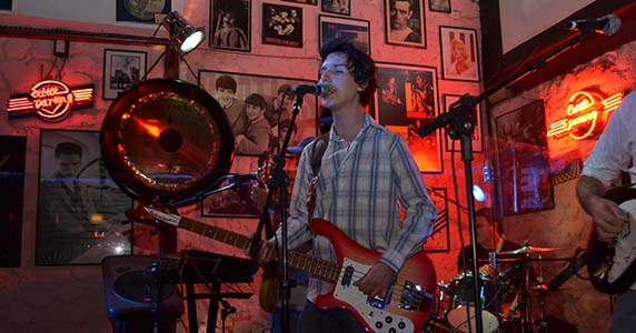 Little Darling contou com Splash Rock na véspera do feriado de Páscoa