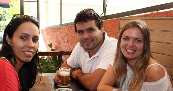 Sábado animado no Paralelo 12:27 com feijoada e música ao vivo