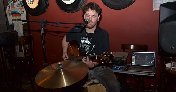 Pé no Porão ofereceu Queijo Burguer para o happy hour com bebidas diversas