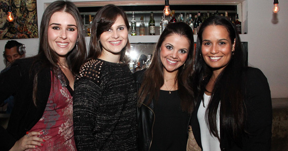 8 Bar teve happy hour esticado com DJ e pista de dança