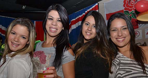 2 horas free de chopp Heineken e show de 3 bandas marcaram aniversário de 2 anos do The Queen's Head
