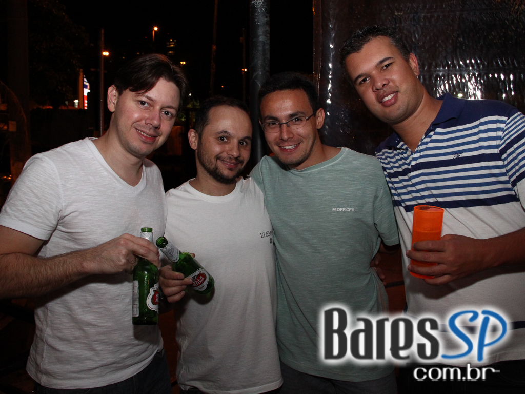 Sertanejo Universitário e samba agitaram a noite de sexta-feira no Bar Fidelis Sertanejo Universitário e samba agitaram a noite de sexta-feira no Bar Fidelis