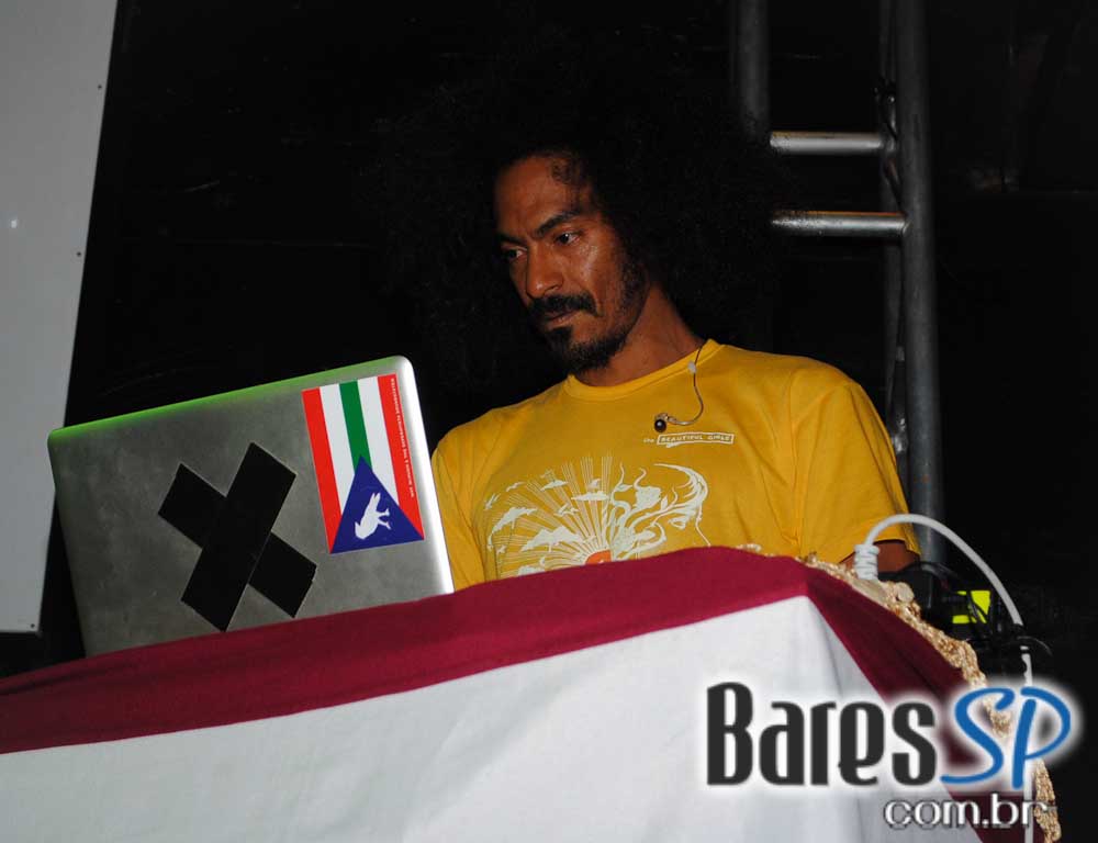 Mat Mchugh se apresentou no Na Mata Café na segunda Mat Mchugh se apresentou no Na Mata Café na segunda