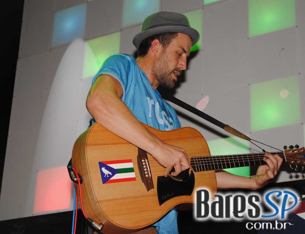 Mat Mchugh se apresentou no Na Mata Café na segunda Mat Mchugh se apresentou no Na Mata Café na segunda