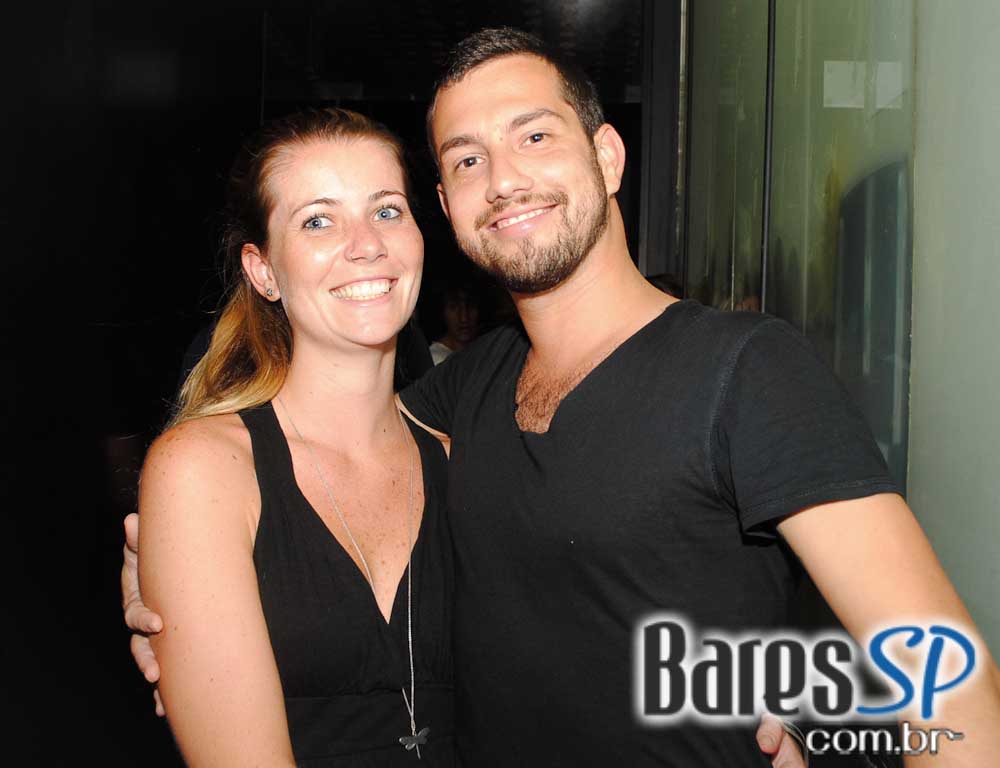 Mat Mchugh se apresentou no Na Mata Café na segunda Mat Mchugh se apresentou no Na Mata Café na segunda