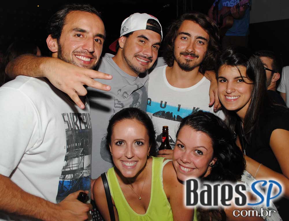 Mat Mchugh se apresentou no Na Mata Café na segunda Mat Mchugh se apresentou no Na Mata Café na segunda