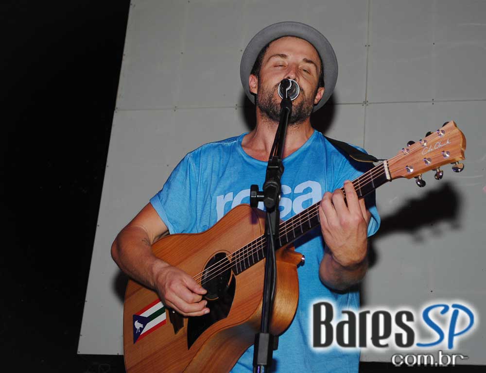 Mat Mchugh se apresentou no Na Mata Café na segunda Mat Mchugh se apresentou no Na Mata Café na segunda