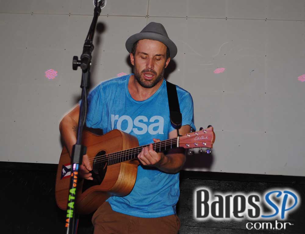 Mat Mchugh se apresentou no Na Mata Café na segunda Mat Mchugh se apresentou no Na Mata Café na segunda