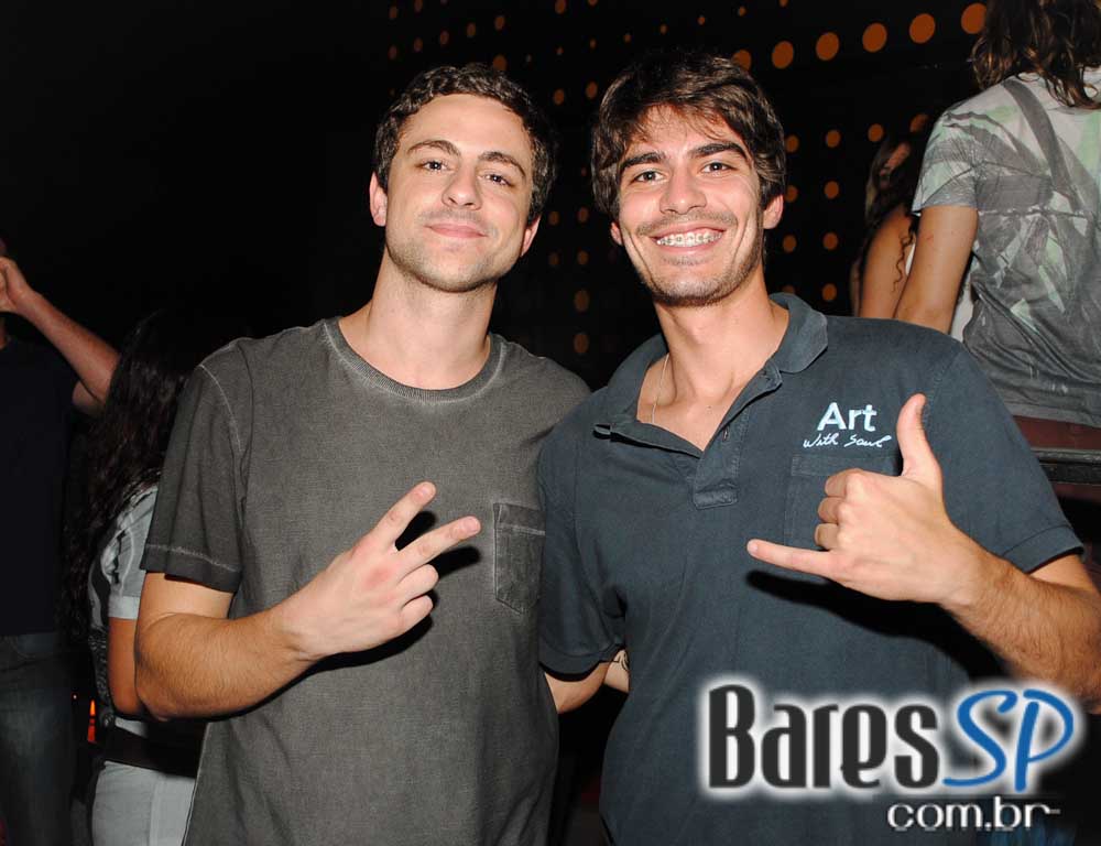 Mat Mchugh se apresentou no Na Mata Café na segunda Mat Mchugh se apresentou no Na Mata Café na segunda