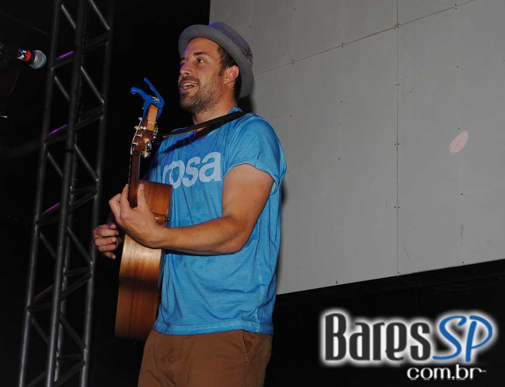 Mat Mchugh se apresentou no Na Mata Café na segunda Mat Mchugh se apresentou no Na Mata Café na segunda