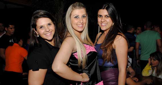 Grupo de samba e dupla sertaneja agitaram a noite de sexta do Bar Fidelis