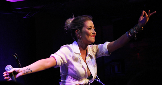 Show da cantora Luiza Possi no palco do Tom Jazz 