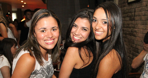 Sextaneja com cantor Jorge Dimas no palco do Sr. Pitanga