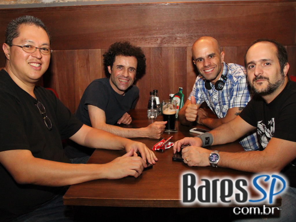 Banda Insônica embalou a noite de sexta-feira do St. George's Pub Banda Insônica embalou a noite de sexta-feira do St. George's Pub