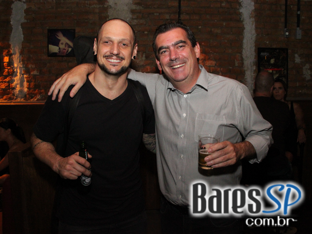 Banda Insônica embalou a noite de sexta-feira do St. George's Pub Banda Insônica embalou a noite de sexta-feira do St. George's Pub