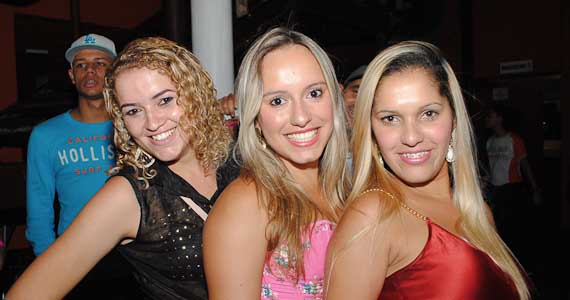 Péricles estreou happy hour Jun Daiti com show no Santa Aldeia