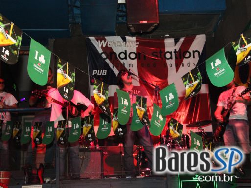 Banda Realstream animou o sábado de St. Patricks Day no London Station - St. Patrick Week