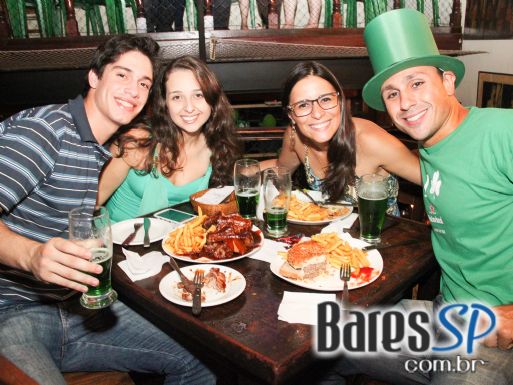 Segunda-feira teve muito Blues no St. Patrick's Day do Finnegan's Pub 