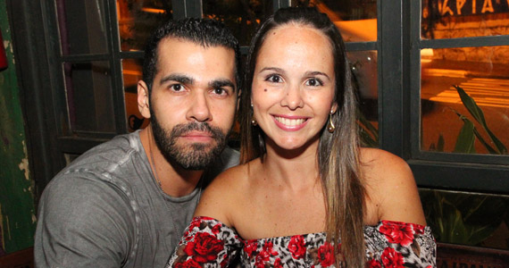 Dupla Tony & Lincoln e DJ Negrathia no palco do Bar Camará 