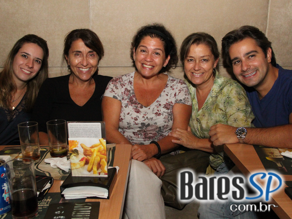 Banda Honra e outras bandas de rock no palco do Na Mata Café Banda Honra e outras bandas de rock no palco do Na Mata Café