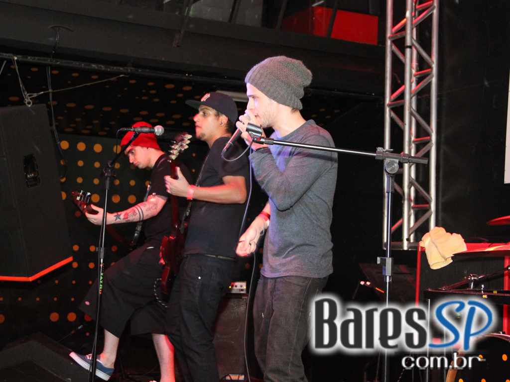 Banda Honra e outras bandas de rock no palco do Na Mata Café Banda Honra e outras bandas de rock no palco do Na Mata Café