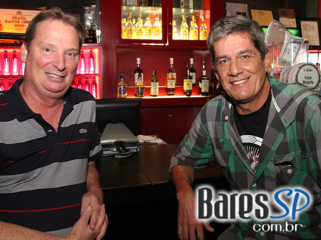 Banda Honra e outras bandas de rock no palco do Na Mata Café Banda Honra e outras bandas de rock no palco do Na Mata Café