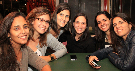 Domingueira com Samba de Rainha no Favela da Vila