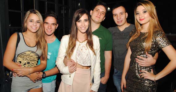 Apresentações de Dudu Araújo e convidados no palco do Bar Camará