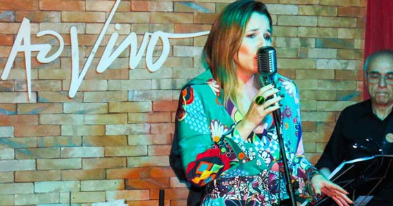 Mariana Belém se apresentou no sábado no palco do Ao Vivo 