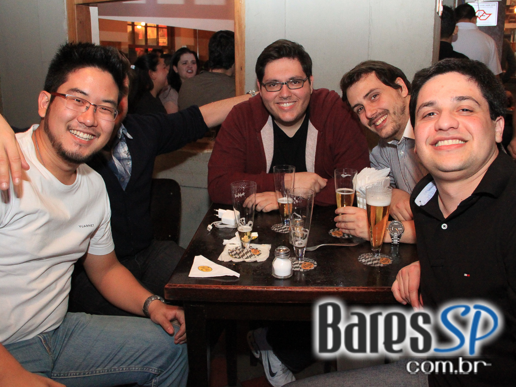 Veloso Bar ofereceu caipirinhas e petiscos variados no happy hour