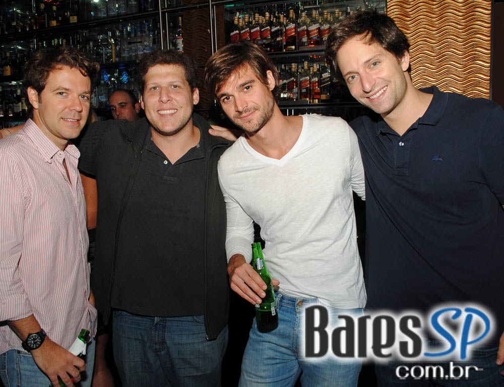 Kashimin e Faibe se apresentaram no palco do Piove no Itaim Bibi Kashimin e Faibe se apresentaram no palco do Piove no Itaim Bibi