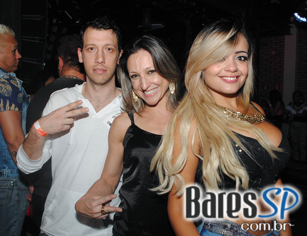 Amigos do Pagode 90 embalaram a noite de sexta no Lapa 40 Graus na Vila Madalena Amigos do Pagode 90 embalaram a noite de sexta no Lapa 40 Graus na Vila Madalena