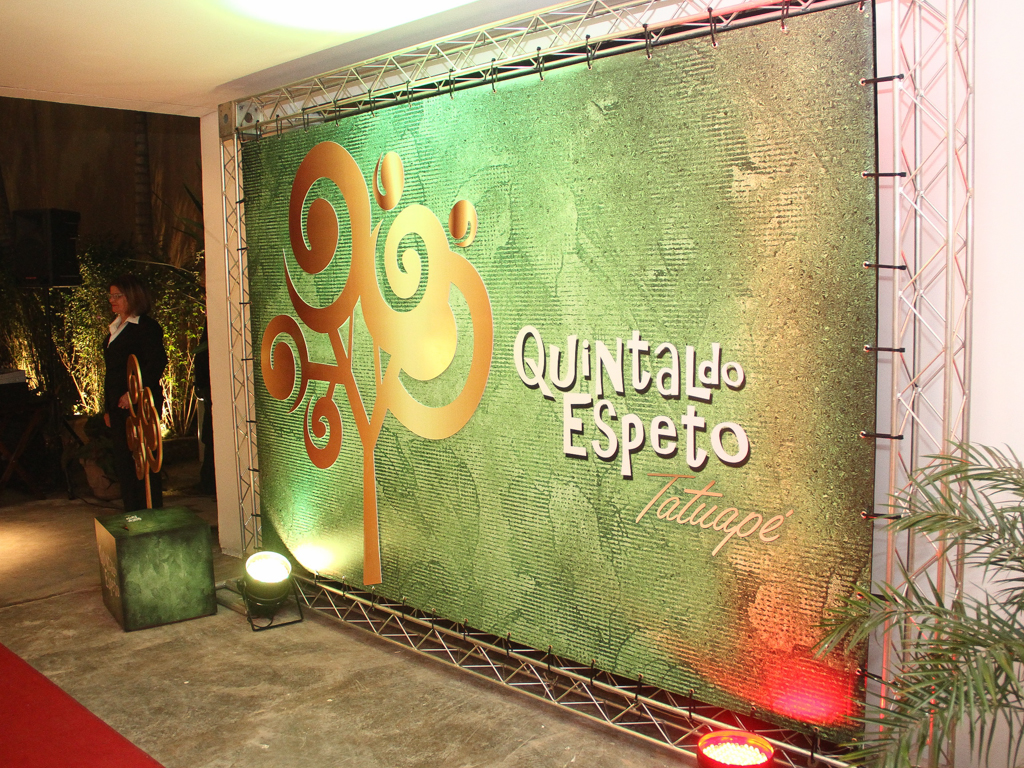 Quintal do Espeto inaugurou sua 4 ª unidade com show do cantor Jorge Aragão