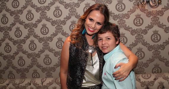 Aline Lima, filha de Chitãozinho se apresentou no palco do Club A São Paulo