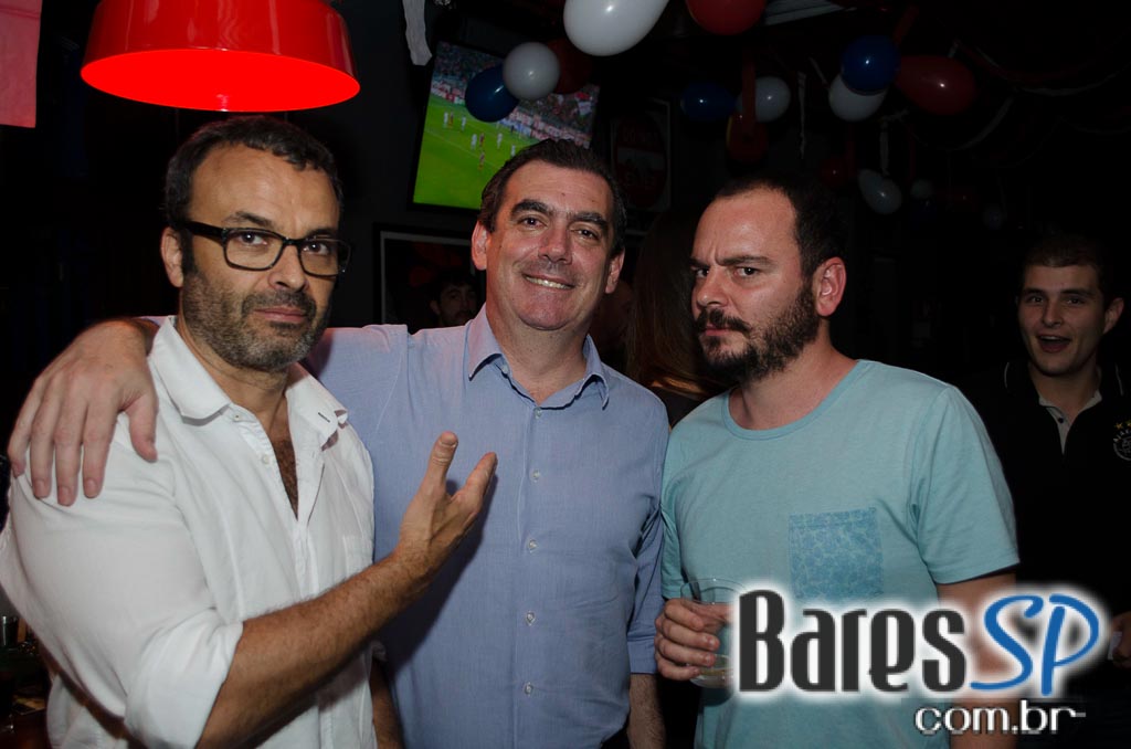 St. George's Pub celebrou aniversário de 1 ano com bandas de rock animando a noite St. George's Pub celebrou aniversário de 1 ano com bandas de rock animando a noite