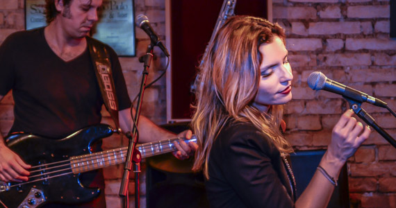 Aline Muniz embalou a noite do público no Madeleine da Vila Madalena