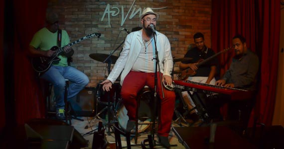 Kleber Sampaio se apresentou nesta véspera de feriado no Ao Vivo Music