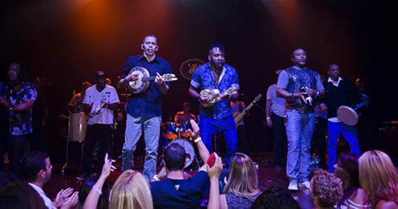 Grupo Revelação se apresentou nesta sexta-feira no palco do Lapa 40 Graus