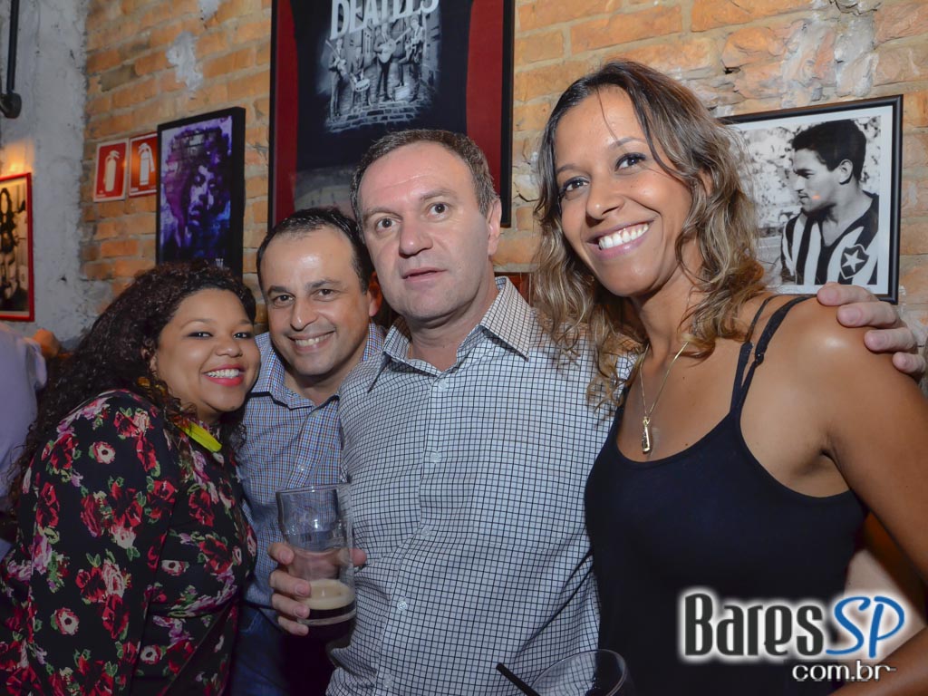 Banda Fitz se apresentou no palco do St. George's Pub do Itaim Banda Fitz se apresentou no palco do St. George's Pub do Itaim