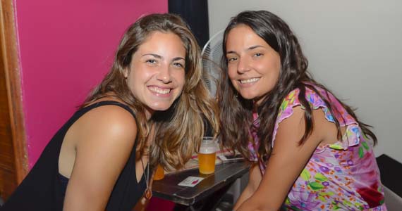 Garrafas Bar ofereceu happy hour com exposição de fotos e DJ para animar a quinta-feira