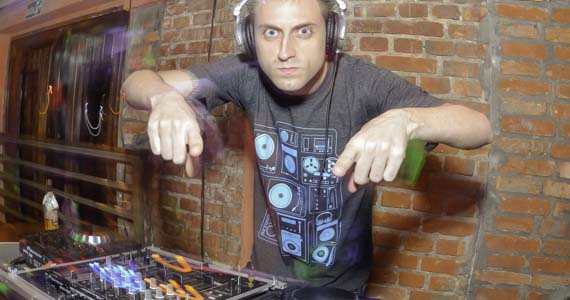 Club Sessions com transmissão do UFC ao vivo e DJs especiais no Sr. Balthazar