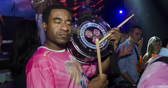 Rodrigo Rios e Bateria da Rosas de Ouro tocaram no Esquenta de Carnaval da Brook's SP