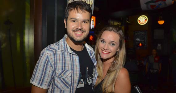 Banda Remake comandou a noite do Rhino Pub com muito rock