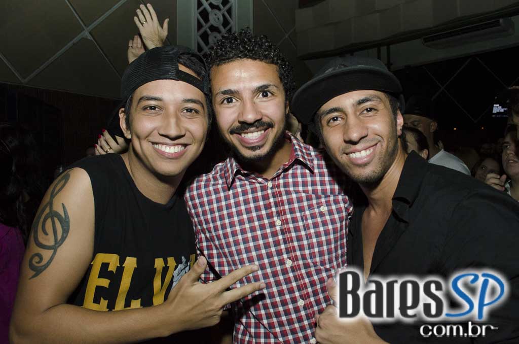 Banda Suricato se apresentou no palco do Cine Joia sábado Banda Suricato se apresentou no palco do Cine Joia sábado