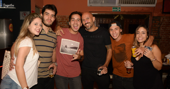 Festa Flash Back Friends com DJs convidados animaram a noite de sábado no Sr. Balthazar