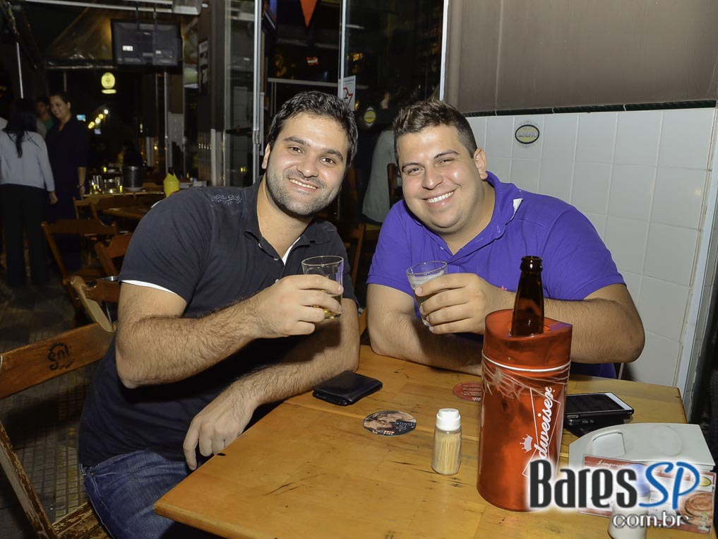 Happy Hour com petiscos, cerveja gelada e MPB e Bossa Nova no Bar do Arnesto