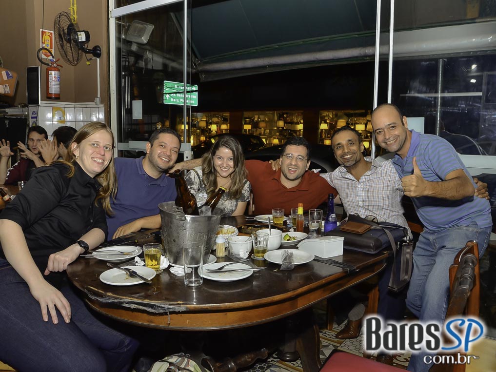 Happy Hour com petiscos, cerveja gelada e MPB e Bossa Nova no Bar do Arnesto