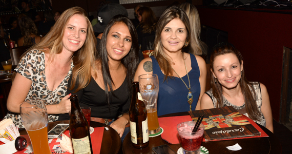 Banda HardStuff comandou a noite de sexta com muito rock no palco do Gillan's Inn