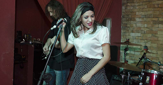 Gabi Mattos, ex-participante do The Voice Brasil se apresentou no Ao Vivo Music