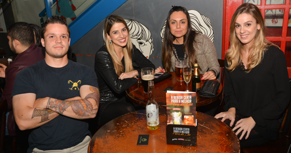 Banda Pollaris tocou muito pop rock e agitou o London Station